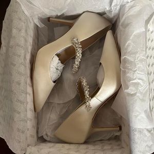 Badgley Mischka Journey Ivory heels, size 7, UNWORN BRAND NEW with box + duster